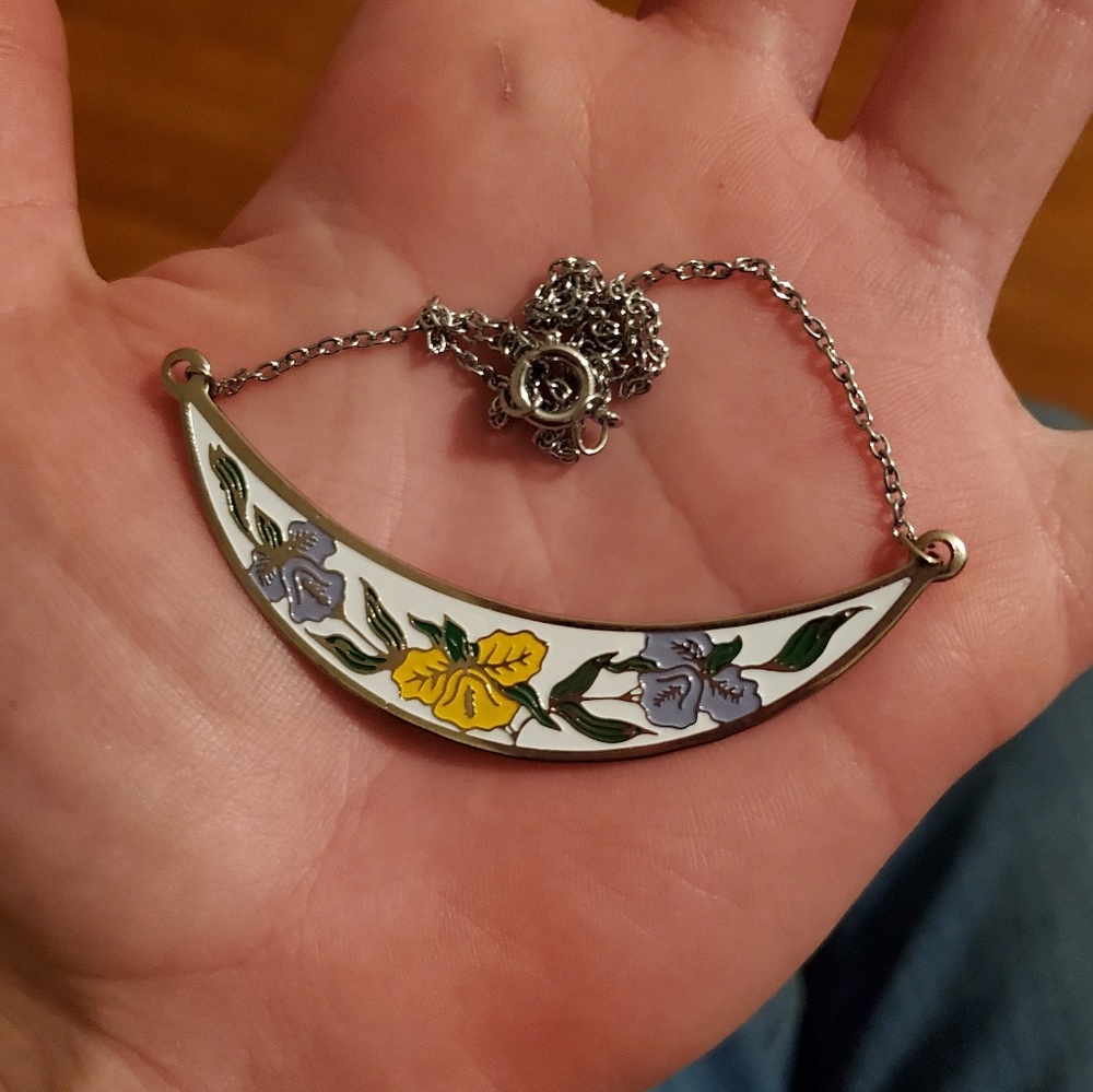 Quaint Floral Necklace!